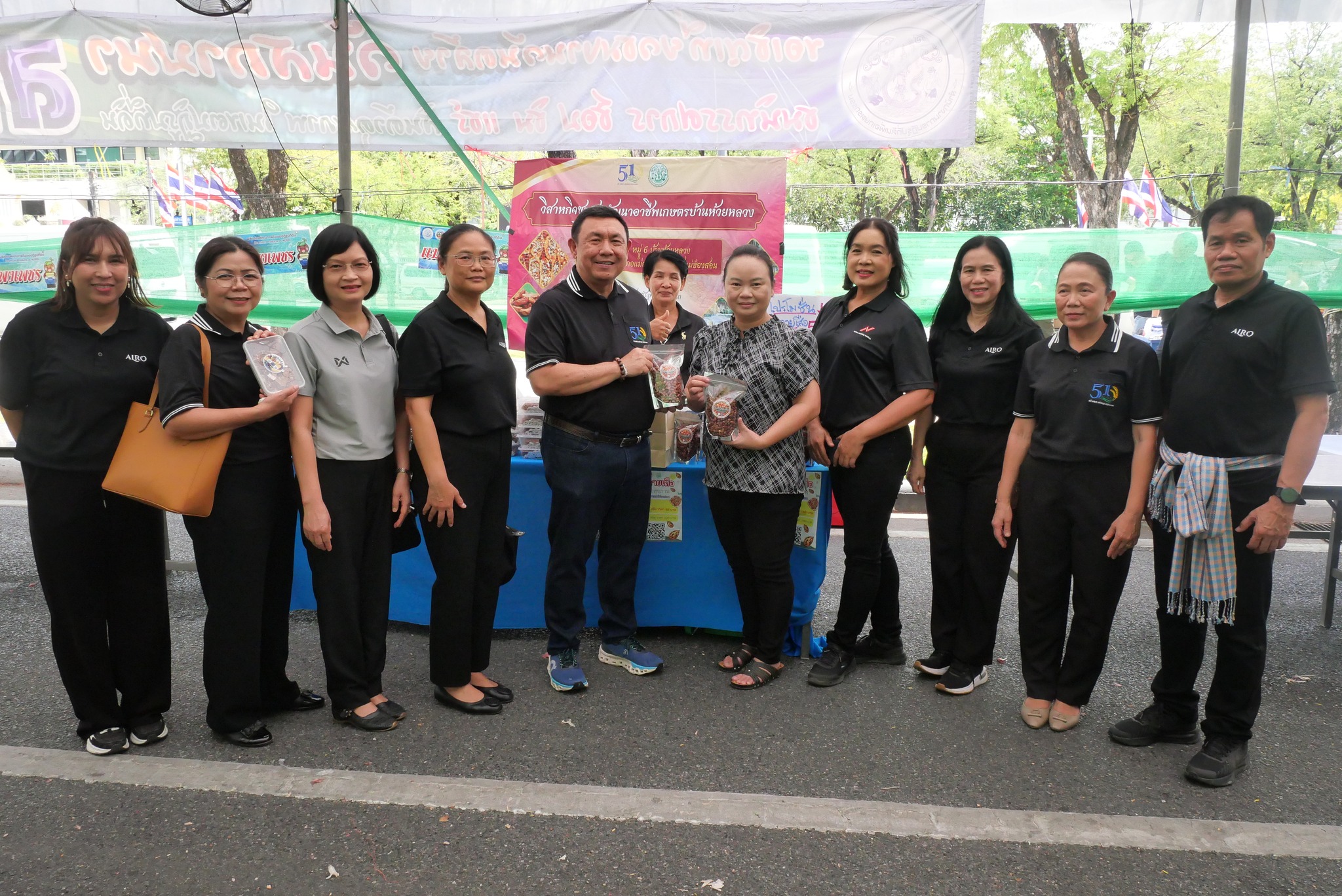 title - เลขาธิการ ส.ป.ก. เยี่ยมทักทายเกษตรกรและซื้อสินค้าในบรรยากาศวันสุดท้ายของการออกร้านขายสินค้า จากเขตปฏิรูปที่ดิน ส่งท้ายงานครบรอบ 51 ปี ส.ป.ก.